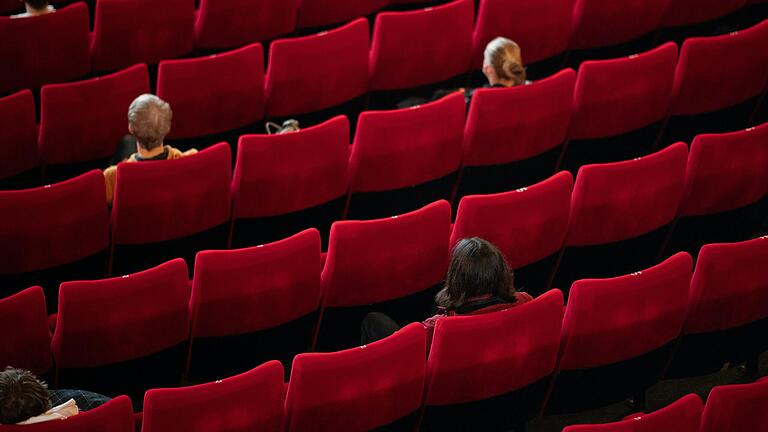 Zahlreiche leere Sitze in den Theatern: Offenbar ist der Ansturm auf die Kultur, der nach den Corona-Lockdowns erwartbar war, nicht eingetreten.