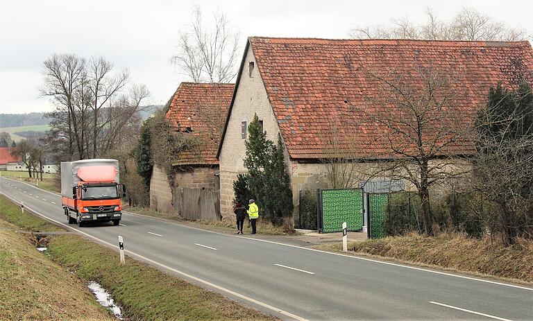 Im Bereich der ehemaligen Schleifmühle in Geiselwind will das Freizeitland weitere Ferienressorts bauen. Ein Teil der Parkplätze liegt jedoch auf der anderen Seite der Staatsstraße, die Urlauber überqueren müssen. Im Bereich der ehemaligen Schleifmühle in Geiselwind will das Freizeitland weitere Ferienressorts bauen. Ein Teil der Parkplätze liegt jedoch auf der anderen Seite der Staatsstraße, die Urlauber überqueren müssen.