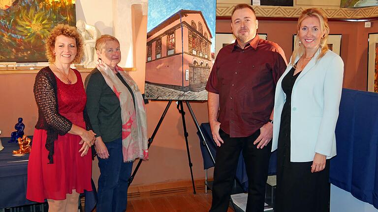 Bei der Vernissage der Kunstausstellung 'Traumreise' schenkte Uwe Stark dem Förderverein ein von ihm neu gemaltes Bild der Synagoge Arnstein. Von links: Harfenistin Anne Kox-Schindelin, Aurelia Lammens vom Förderverein Alte Synagoge, der freischaffende Künstler Uwe Stark und die bayerische Staatssekretärin Anna Stolz.