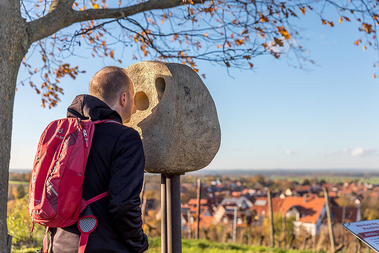 'Weitblick-Durchblick': Das keramische Objekt von Juliane Gebert steht auf der Erhebung 'Schiller'. 'Weitblick-Durchblick': Das keramische Objekt von Juliane Gebert steht auf der Erhebung 'Schiller'.