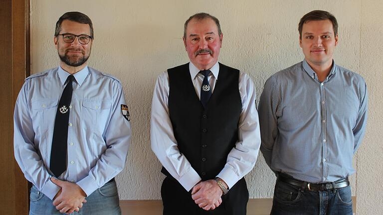 Die Vereinsführung bei der Kleinlangheimer Soldatenkameradschaft bleibt weiterhin in den Händen des stellvertretenden Vorsitzenden und Schriftführers Christian Wolf, des Vorsitzenden Hans Braun und von Schatzmeister Simon Wolf. Die Vereinsführung bei der Kleinlangheimer Soldatenkameradschaft bleibt weiterhin in den Händen des stellvertretenden Vorsitzenden und Schriftführers Christian Wolf, des Vorsitzenden Hans Braun und von Schatzmeister Simon Wolf.