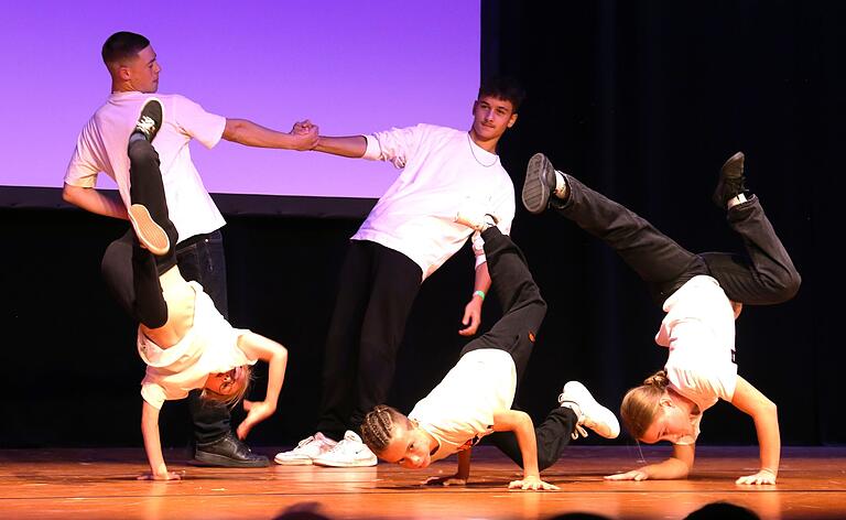 Die Tanzschule Deja Wü begeisterte bei der Dance Night mit Breakdance in Vollendung. Die Tanzschule Deja Wü begeisterte bei der Dance Night mit Breakdance in Vollendung.