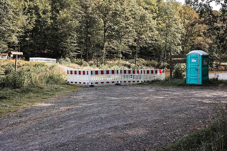 Der Weg, der über den Damm des Weißfichtensees führt, ist inzwischen gesperrt. Das Bauwerk droht zu brechen, so Forstbetriebsleiter Heiko Stölzner. Der Weg, der über den Damm des Weißfichtensees führt, ist inzwischen gesperrt. Das Bauwerk droht zu brechen, so Forstbetriebsleiter Heiko Stölzner.