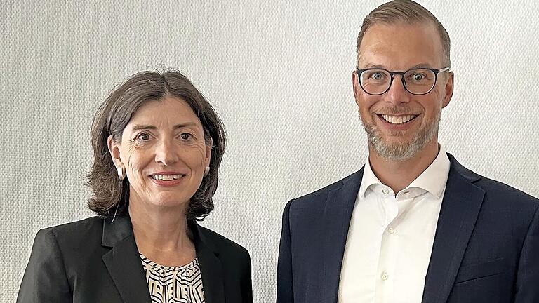 Im Rahmen einer Jubiläumsfeier bekam Andrea Koch von Filialdirektor Frank Fischer eine Ehrenurkunde überreicht.       -  Im Rahmen einer Jubiläumsfeier bekam Andrea Koch von Filialdirektor Frank Fischer eine Ehrenurkunde überreicht.