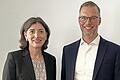 Im Rahmen einer Jubiläumsfeier bekam Andrea Koch von Filialdirektor Frank Fischer eine Ehrenurkunde überreicht.       -  Im Rahmen einer Jubiläumsfeier bekam Andrea Koch von Filialdirektor Frank Fischer eine Ehrenurkunde überreicht.