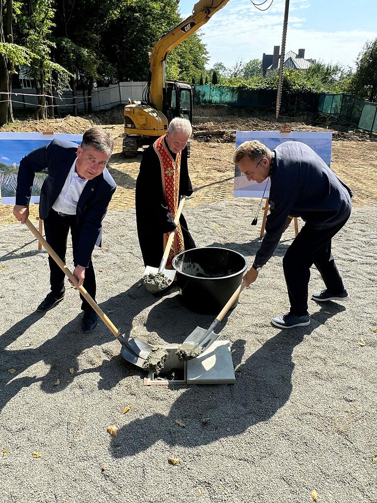 Würzburgs OB Christian Schuchardt (links) und sein Amtskollege aus Lwiw Andrij Sadovyi (rechts) setzen im Beisein eines Geistlichen am 29. August den Grundstein für ein 'Mental Health Center' am St. Lukas-Krankenhaus in Lwiw. Würzburgs OB Christian Schuchardt (links) und sein Amtskollege aus Lwiw Andrij Sadovyi (rechts) setzen im Beisein eines Geistlichen am 29. August den Grundstein für ein 'Mental Health Center' am St. Lukas-Krankenhaus in Lwiw.