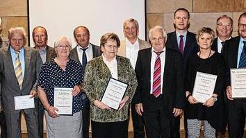 Der TSV Prappach ernannte vier neue Ehrenmitglieder. Unser Bild zeigt (vorne, von links) Günther Wirth, Josef Knorz, die neuen Ehrenmitglieder Margarete Pfister und Margarete Rambacher, Franz Ankenbrand, die neuen Ehrenmitglieder Doris und Bernd Schirber, Oliver Beuchert sowie (hinten, von links) Bürgermeister Günther Werner, Elmar Lang, Alfred Burger, Manfred Klöffel, stellvertretenden Landrat Michael Ziegler und BLSV-Kreisvorsitzenden Gerald Makowski. Der TSV Prappach ernannte vier neue Ehrenmitglieder. Unser Bild zeigt (vorne, von links) Günther Wirth, Josef Knorz, die neuen Ehrenmitglieder Margarete Pfister und Margarete Rambacher, Franz Ankenbrand, die neuen Ehrenmitglieder Doris und Bernd Schirber, Oliver Beuchert sowie (hinten, von links) Bürgermeister Günther Werner, Elmar Lang, Alfred Burger, Manfred Klöffel, stellvertretenden Landrat Michael Ziegler und BLSV-Kreisvorsitzenden Gerald Makowski.