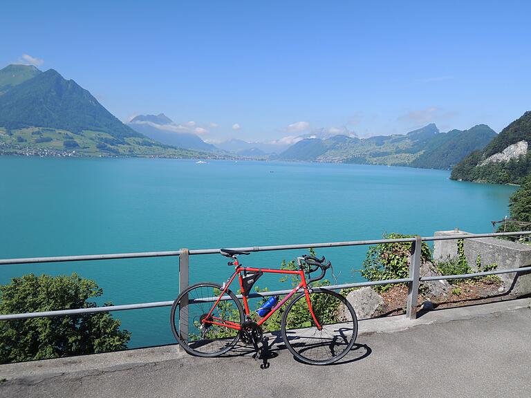 Der Schweinfurter Reisebuchautor Johannes Reichert war wieder zwei Wochen mit dem Fahrrad unterwegs, diesmal mit dem Rennrad in der Schweiz. Uferstrasse am Vierwaldstädtersee.