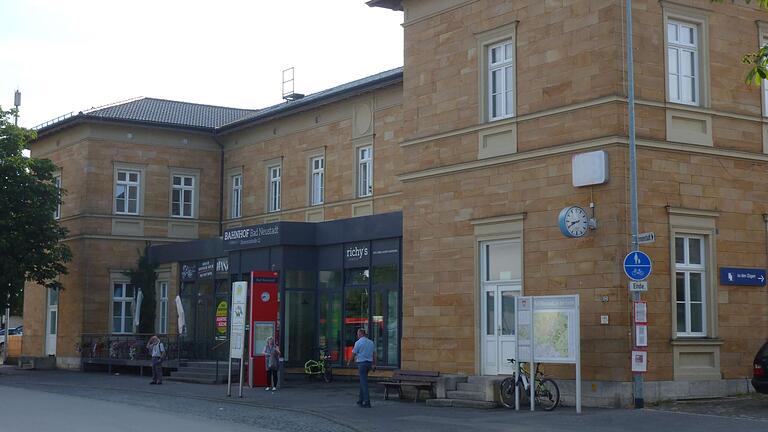 Unter anderem der Bad Neustädter Bahnhof (Archivbild von 2018) soll mit dem verbesserten ÖPNV-Angebot ab dem neuen Jahr besser erreicht werden können.