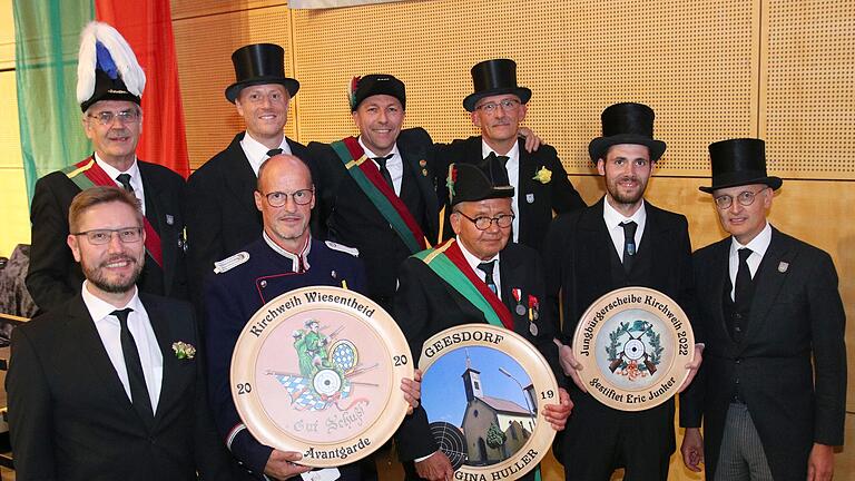 Die Sieger des Bürgerschießens stellten sich auf für das Siegerfoto auf (hinten von links) Bürgerhauptmann Karl Gropp, Matthias Elflein, Bürgerkönig Stefan Warta, Ewald Wächter, (vorne von links) Bürgermeister und Jungbürger Klaus Köhler, Martin Skorepa, Günter Möderl (hält stellvertretend die Ehrenbürgerscheibe), Patrick Stierl und Paul Graf von Schönborn.