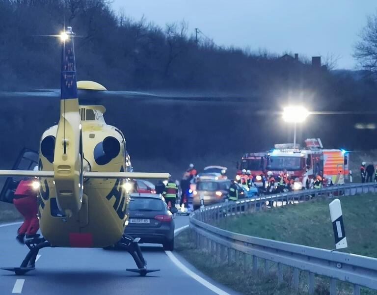 Schwerer Unfall bei Röttingen. Die Hubschrauber 'Christoph 18' und&nbsp; 'Christoph 65' aus Dinkelsbühl waren im Einsatz.&nbsp;