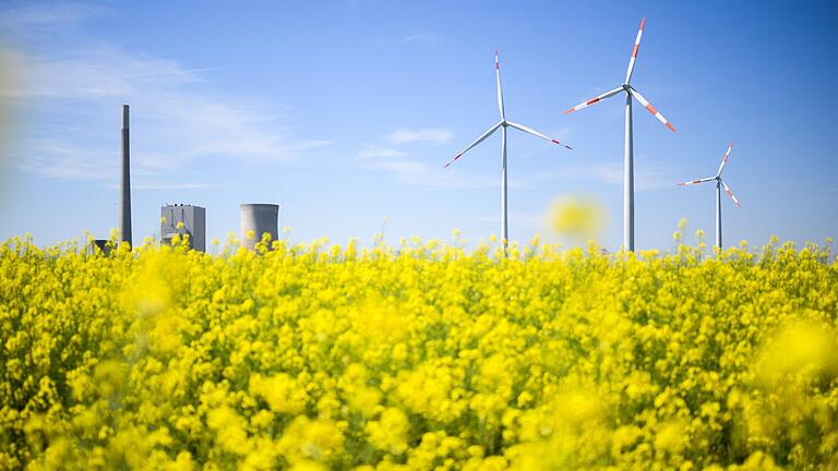 Energiewende.jpeg       -  Windräder und das Kohlekraftwerk Mehrum stehen hinter einem Rapsfeld. Die Koalition hat sich auf einen Plan geeinigt, mit dem Verfahren bei Windrädern beschleunigt werden sollen.