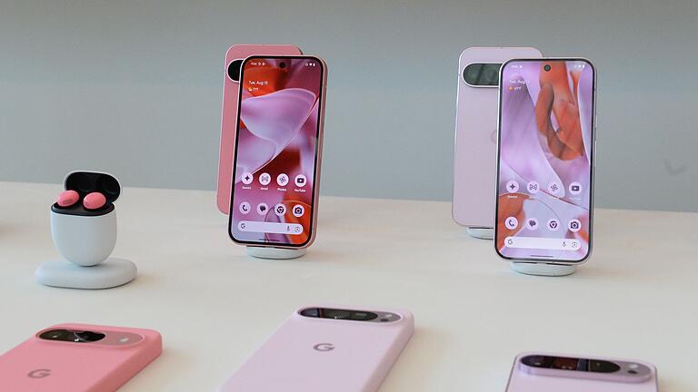 Neue Pixel-Smartphones von Google - Neben den Smartphones in verschiedenen Größen stellte Google ein neues Modell seiner Ohrhörer Pixel Buds vor. Neue Pixel-Smartphones von Google - Neben den Smartphones in verschiedenen Größen stellte Google ein neues Modell seiner Ohrhörer Pixel Buds vor.