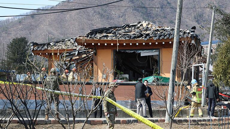 Südkoreanisches Kampfflugzeug wirft versehentlich Bomben ab - Das Unglück passierte im Rahmen einer regelmäßig von US- und südkoreanischen Streitkräften durchgeführten Militärübung. Südkoreanisches Kampfflugzeug wirft versehentlich Bomben ab - Das Unglück passierte im Rahmen einer regelmäßig von US- und südkoreanischen Streitkräften durchgeführten Militärübung.