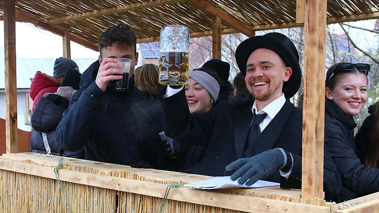 Beste Stimmung zum Ereignis des Jahres in Geesdorf: 'Kirchweih-Prediger Thomas Lordo (mit Zylinder) und seine Crew haben richtig gute Laune.