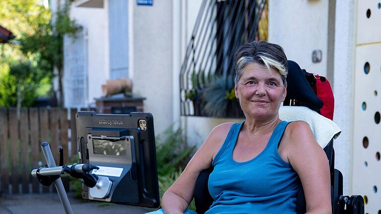 ALS: Patienten wollen unheilbarer Krankheit trotzen - Die an ALS erkrankte Gabriele Engel sitzt im Rollstuhl vor ihrem Haus. ALS: Patienten wollen unheilbarer Krankheit trotzen - Die an ALS erkrankte Gabriele Engel sitzt im Rollstuhl vor ihrem Haus.