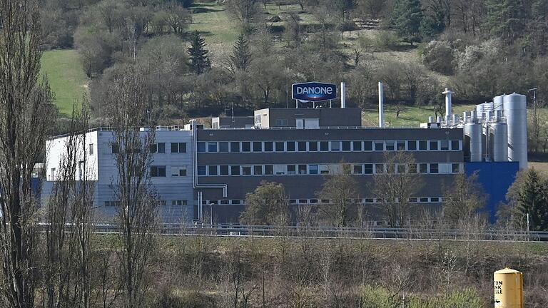 Nach Milliarden-Investitionen soll hier jetzt bald Schluss sein: das Danone-Werk im Ochsenfurter Gemeindeteil Goßmannsdorf am Main. Nach Milliarden-Investitionen soll hier jetzt bald Schluss sein: das Danone-Werk im Ochsenfurter Gemeindeteil Goßmannsdorf am Main. 