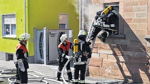 Übung unter realistischen Bedingungen: Die Feuerwehren aus Gambach, Sachsenheim und Gössenheim arbeiteten Hand in Hand. Übung unter realistischen Bedingungen: Die Feuerwehren aus Gambach, Sachsenheim und Gössenheim arbeiteten Hand in Hand.