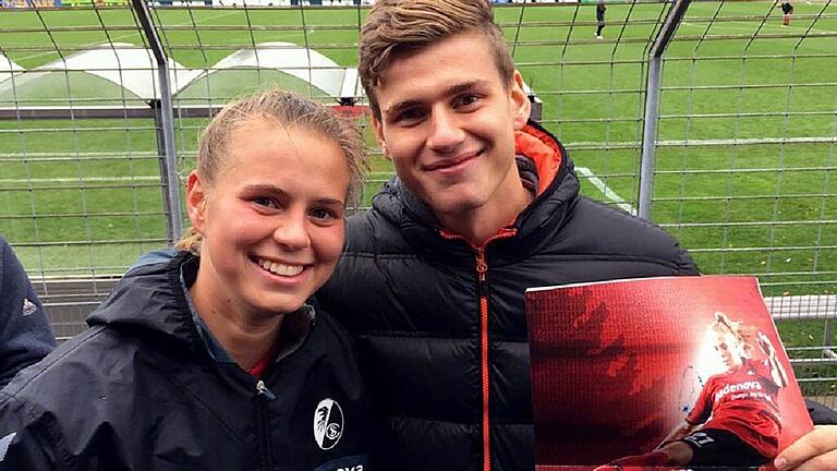 Ihre Wurzeln stehen in Trossenfurt, längst wohnen Klara und Konrad Bühl allerdings im Schwarzwald und arbeiten hart an ihrem Traum: eine Karriere in der Fußball-Bundesliga. Ihre Wurzeln stehen in Trossenfurt, längst wohnen Klara und Konrad Bühl allerdings im Schwarzwald und arbeiten hart an ihrem Traum: eine Karriere in der Fußball-Bundesliga.