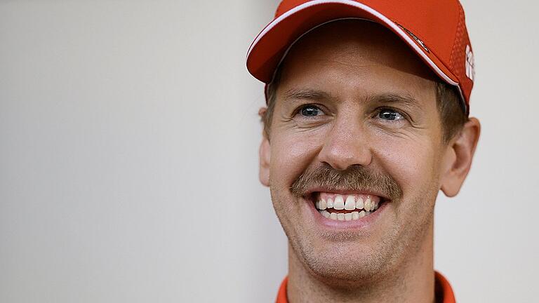 Formel 1 - Vor dem Großen Preis von Bahrain - „Vor kurzem habe ich mir alte Fotos von meinem Vater angeschaut, aus meiner Kinderzeit. Der hatte immer einen Schnurrbart. Damals dachte ich, das will ich nie.“ Sebastian Vettel über seinen neuen Look. Formel 1 - Vor dem Großen Preis von Bahrain - „Vor kurzem habe ich mir alte Fotos von meinem Vater angeschaut, aus meiner Kinderzeit. Der hatte immer einen Schnurrbart. Damals dachte ich, das will ich nie.“ Sebastian Vettel über seinen neuen Look.