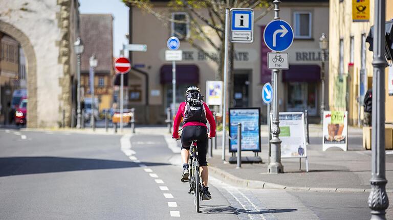 Eine Fahrradfahrerin ist vor dem Oberen Turm in Richtung Altstadt unterwegs. Nicht selten kommt es an dieser Stelle zu gefährlichen Manövern. Denn Autofahrer müssen rechts abbiegen und vergessen oft, auf die rechts fahrenden Zweiräder zu achten.&nbsp;