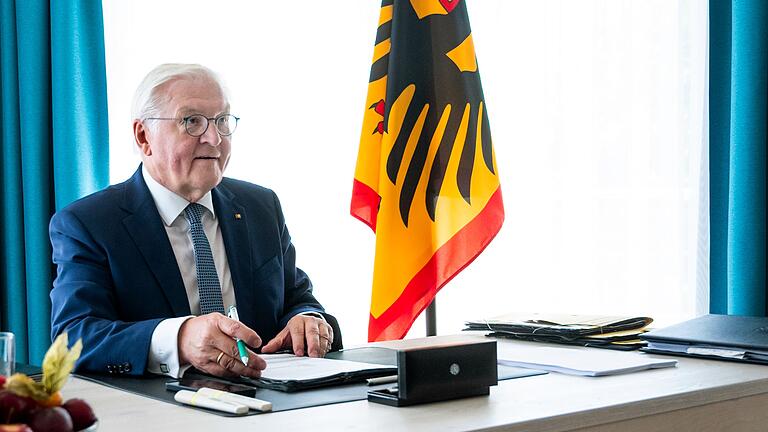 Die Unterschrift des Bundespräsidenten, hier Frank-Walter Steinmeier, ziert die 'Ehrenurkunden' der Bundesjugendspiele. Unser Autor hat nie eine bekommen.