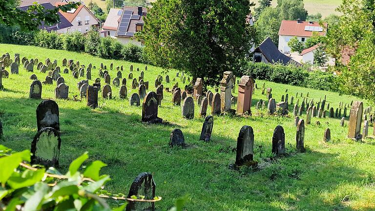 Der Friedhof in Pfaffenhausen ist der älteste jüdische Friedhof im Landkreis Bad Kissingen. Aktuell sind noch etwa 1155 Grabsteine ganz oder teilweise sichtbar.       -  Der Friedhof in Pfaffenhausen ist der älteste jüdische Friedhof im Landkreis Bad Kissingen. Aktuell sind noch etwa 1155 Grabsteine ganz oder teilweise sichtbar.