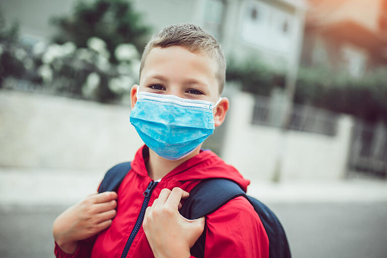 Besonders ältere Schüler, die auch im Unterricht Maske tragen müssen, klagen&nbsp; über Mattigkeit, einen rauen Hals oder Kopfweh nach einem langen Unterrichtstag.