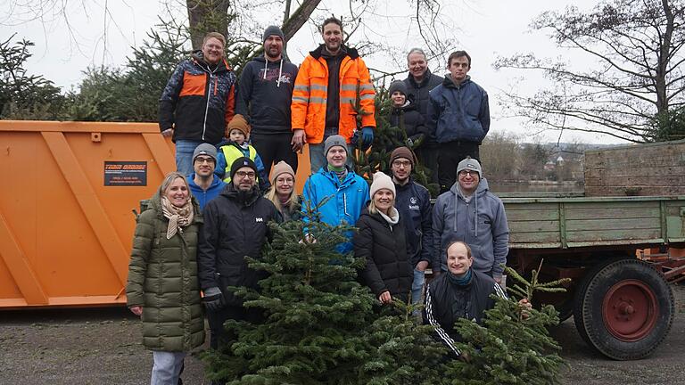 Fleißige Helferinnen und Helfer bei der Christbaumsammelaktion.