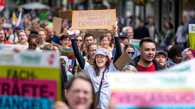 Demo für die Bildung       -  Unter dem Motto „Bildungswelle jetzt“ ziehen am Samstag (15.06.24) rund 200 Menschen durch die Würzburger Innenstadt. Mit der Demo wollen die Protestierenden bessere Rahmenbedingungen für die Bildungsarbeit erreichen. Darüber hinaus setzen sie sich für die Ausbildung von Fachkräften ein.