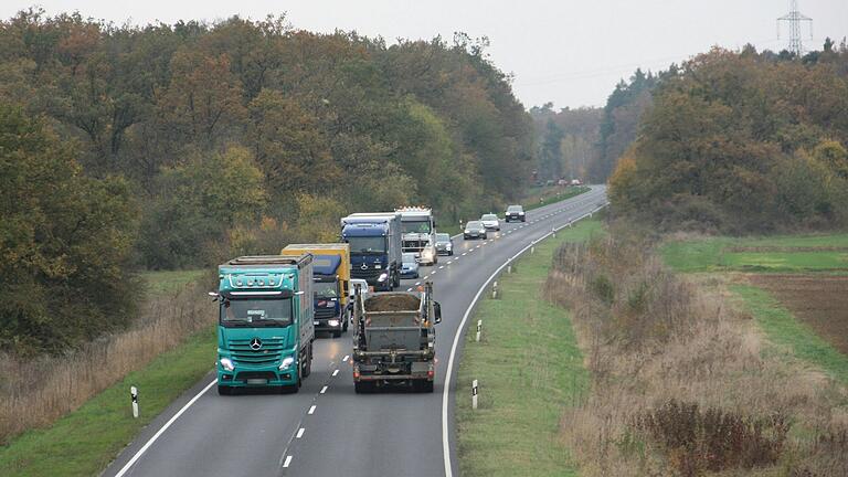 Zusätzliche dritte Fahrspuren sollen auf der B 286 als Überholstreifen dazu dienen, den Verkehr flüssiger zu halten. Eine solche zusätzliche Fahrspur soll zwischen Unterspiesheim und Schwebheim (hier der Blick in Richtung Schwebheim) entstehen.