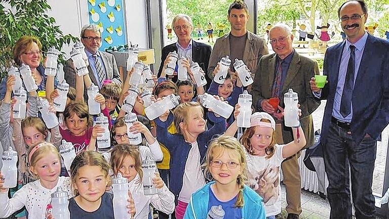 Und es hat blubb gemacht: (hinten von links) Ulrike Hieronymus, Schulleiterin der Gartenstadtschule, Günther Redolfi (Friedrich Rückert-Schule), Jean-Michel Friedrich, Präsident Rotary Club Schweinfurt, Tomi Neckov (Albert Schweitzer-Schule), Sönke Wegner (Rotary Club) sowie Frank Maier (Kerschensteiner-Schule) und die Kinder weihten den neuen Trinkbrunnen ein.