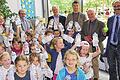 Und es hat blubb gemacht: (hinten von links) Ulrike Hieronymus, Schulleiterin der Gartenstadtschule, Günther Redolfi (Friedrich Rückert-Schule), Jean-Michel Friedrich, Präsident Rotary Club Schweinfurt, Tomi Neckov (Albert Schweitzer-Schule), Sönke Wegner (Rotary Club) sowie Frank Maier (Kerschensteiner-Schule) und die Kinder weihten den neuen Trinkbrunnen ein.