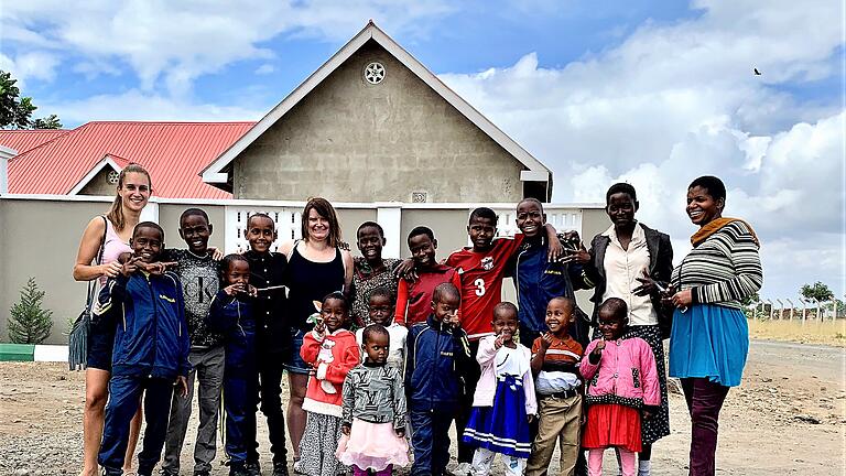 Denise Benz (links) aus Karbach und Nina Roßberg (Mitte) aus Marktheidenfeld zusammen mit den Gasteltern und Kindern des Hope-Home in Tansania.