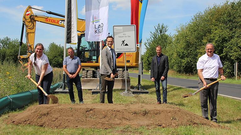 Symbolischer Spatenstich zum Auftakt des Ausbaus der Kreisstraße SW 40, der am 20. Juli beginnt (von links): Katharina Graf (Zweite Bürgermeisterin Kolitzheim), Thomas Schuhmann (Bauleiter der ausführenden Baufirma Stolz), Landrat Florian Töpper, Marco Kraus (Leiter des Tiefbauamts des Landkreises Schweinfurt) und Albrecht Dazer (Zweiter Bürgermeister der Gemeinde Sulzheim).