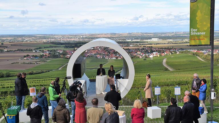 Der Rödelseer terroir f-Punkt ist offiziell eingeweiht. Nun gibt es fünf magische Orte im Landkreis.