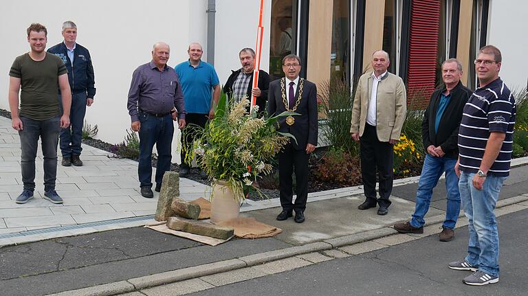 Die neuen Feldgeschworenen (von links): Christoph Obernöder, Andreas Holzberger, Werner Pohley, Christian Laesch, Thomas Dittmann, Bürgermeister Friedel Heckenlauer, Kreisobmann Manfred Greubel, Günter Hauck und Oliver Gräf. Die neuen Feldgeschworenen (von links): Christoph Obernöder, Andreas Holzberger, Werner Pohley, Christian Laesch, Thomas Dittmann, Bürgermeister Friedel Heckenlauer, Kreisobmann Manfred Greubel, Günter Hauck und Oliver Gräf.