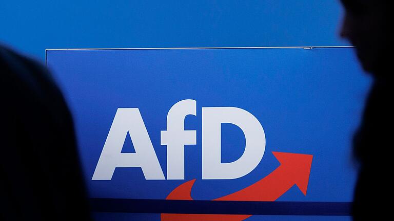 AfD-Logo.jpeg       -  Blick auf das Parteilogo bei einem AfD-Bundesparteitag. Wie wollen andere Parteien mit der AfD umgehen?