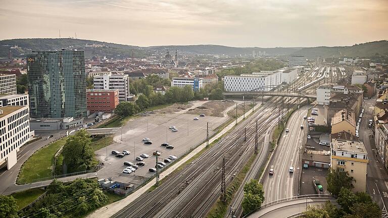 Das mögliche Areal der künftigen Multifunktionshalle östlich der Grombühlbrücke zwischen Schweinfurter Straße und den Bahngeleisen in Würzburg.