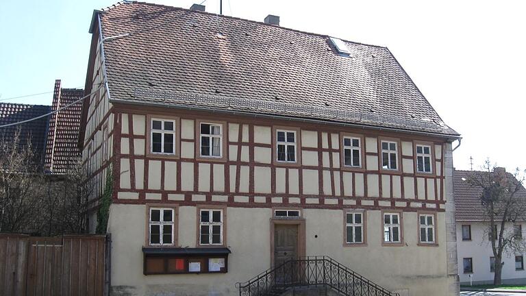 Das Baldersheimer Rathaus, von der Stadt Aub zurückerworben, könnte nach einer Machbarkeitsstudie künftig Wohnzwecken dienen. Das Baldersheimer Rathaus, von der Stadt Aub zurückerworben, könnte nach einer Machbarkeitsstudie künftig Wohnzwecken dienen.