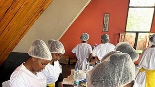 Bäckereinsatz auf Madagaskar: Zwei Wochen verbrachte die Stadtlauringer Bäckerin Sarah Braun in der madagassischen Hauptstadt Antananarivo und zeigte dort jungen Frauen, wie Brot, Brötchen, Brezeln, Kekse und Kuchen gebacken werden. Am Ende des Kurses erhielten alle bei einer Festveranstaltung im Ministerium ein Zertifikat, mit dem sie sich selbstständig machen können oder leichter eine Festanstellung finden.