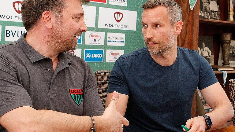 Fußball, Regionalliga Bayern, 1. FC Schweinfurt 05, Pressekonferenz       -  Hand drauf: FC-05-Präsident Markus Wolf (links) begrüßt den neuen Schweinfurter Trainer Timo Wenzel.