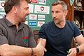 Fußball, Regionalliga Bayern, 1. FC Schweinfurt 05, Pressekonferenz       -  Hand drauf: FC-05-Präsident Markus Wolf (links) begrüßt den neuen Schweinfurter Trainer Timo Wenzel.