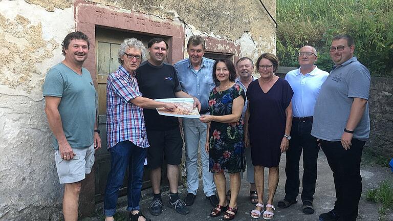 Die ehemalige Synagoge in Laudenbach muss dringend saniert werden. Davon überzeugte sich die SPD-Stadtratsfraktion bei ihrem Besuch.