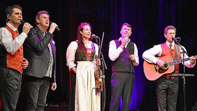 Sie bereiteten den Gästen des Kulturamts Haßfurt live mit der &bdquo;Tiroler Weihnacht&ldquo; ein ganz besonderes Vergnügen: Fernando, Silvio Samoni, Tanja Stern, Christoph Hauser und Vincent (von links).