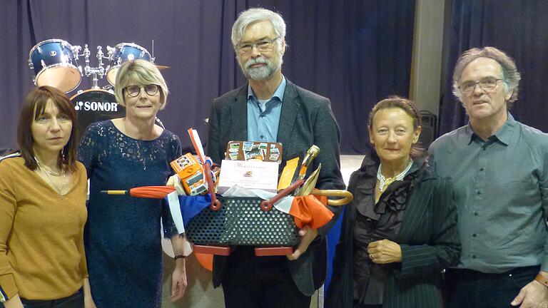 Wendelin Seufert ( Mitte) freut sich über seinen Geschenkekorb. Mit dabei Isabelle Renotte, Catherine Fricoteaux, Marie Maes und Werner Arendt (von links) Wendelin Seufert ( Mitte) freut sich über seinen Geschenkekorb. Mit dabei Isabelle Renotte, Catherine Fricoteaux, Marie Maes und Werner Arendt (von links)