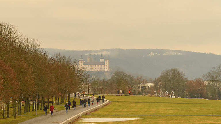 Schon am Samstagnachmittag zeugte ein gelblich-warmer Schleier am Himmel über Würzburg vom Saharastaub in der Luft.&nbsp;