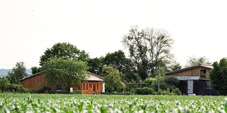 Auf dem Demeterhof Dünninger erhalten Urlaubende Einblick in einen Landwirtschaftsbetrieb und können bei Interesse auch mit anpacken.