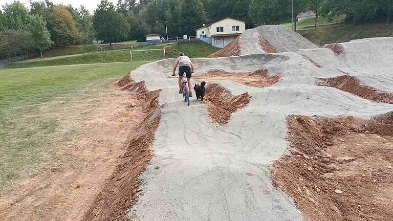 Ein Dirtpark für den TSV Stangenroth       -  Nur noch in Teilen vorhanden ist der alte Sportplatz des TSV Stangenroth. Neu dazugekommen ist eine spektakuläre Anlage für Zweirad-Fans.