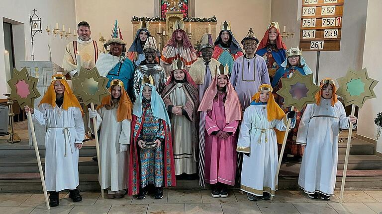 Die 16 Sternsinger mit Diakon Joachim Stapf (hintere Reihe links), die in der St. Matthäus-Kirche in Breitbrunn im Rahmen eines Festgottesdienstes in die Gemeindeteile ausgesandt wurden. Die 16 Sternsinger mit Diakon Joachim Stapf (hintere Reihe links), die in der St. Matthäus-Kirche in Breitbrunn im Rahmen eines Festgottesdienstes in die Gemeindeteile ausgesandt wurden.